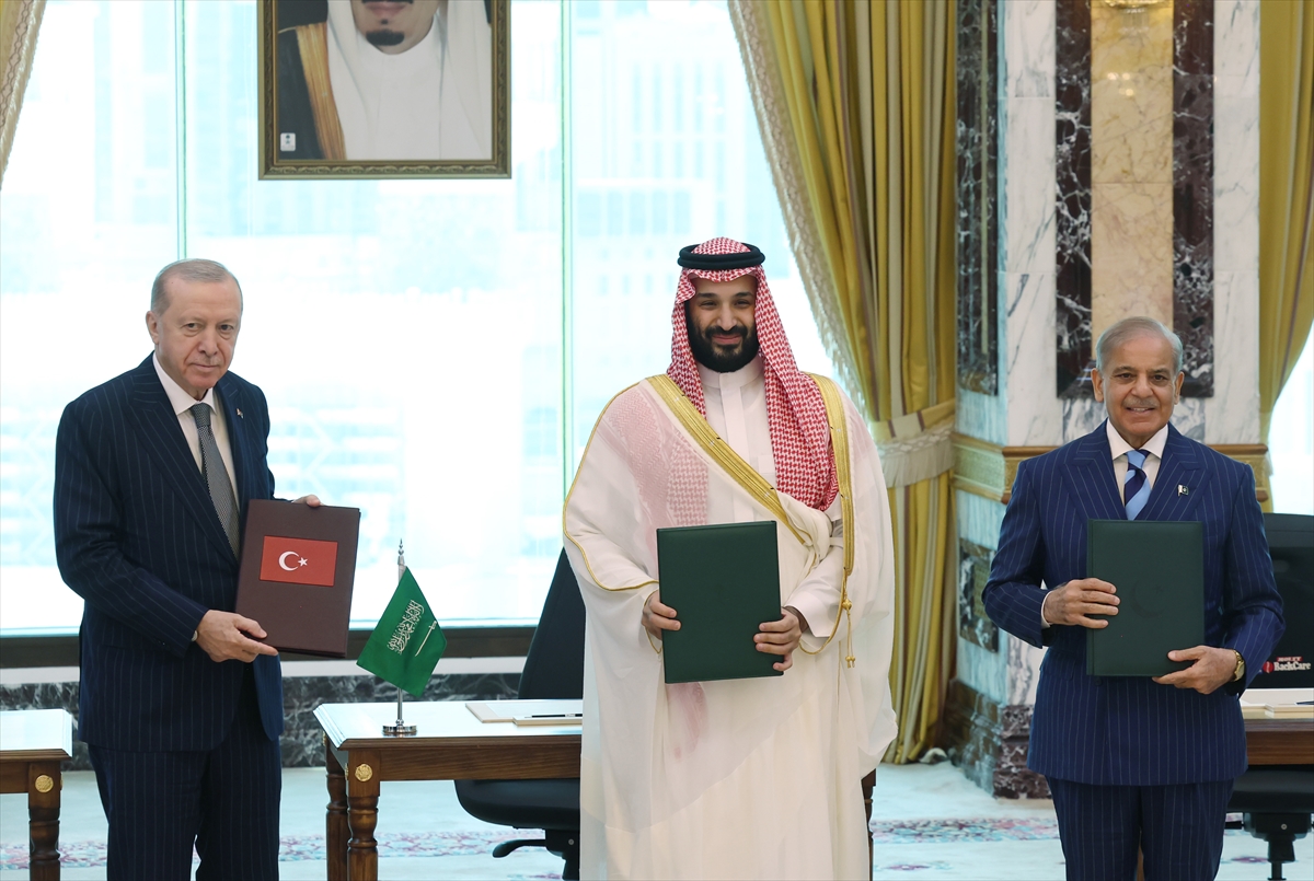 Turkish President Erdogan, Saudi Crown Prince Mohammed bin Salman, and Pakistani Prime Minister Shehbaz Sharif sign a trilateral defense agreement in the Saudi city of Mecca.